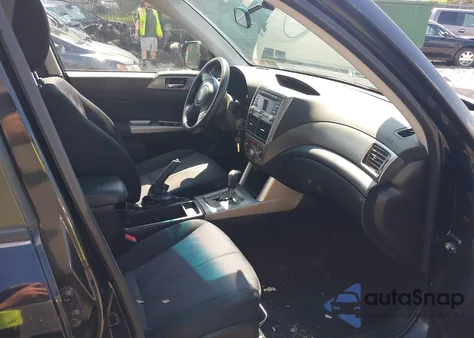 2010 Subaru Forester 2.5X Premium z USA, uszkodzony, nr VIN JF2SH6CC7AH763728